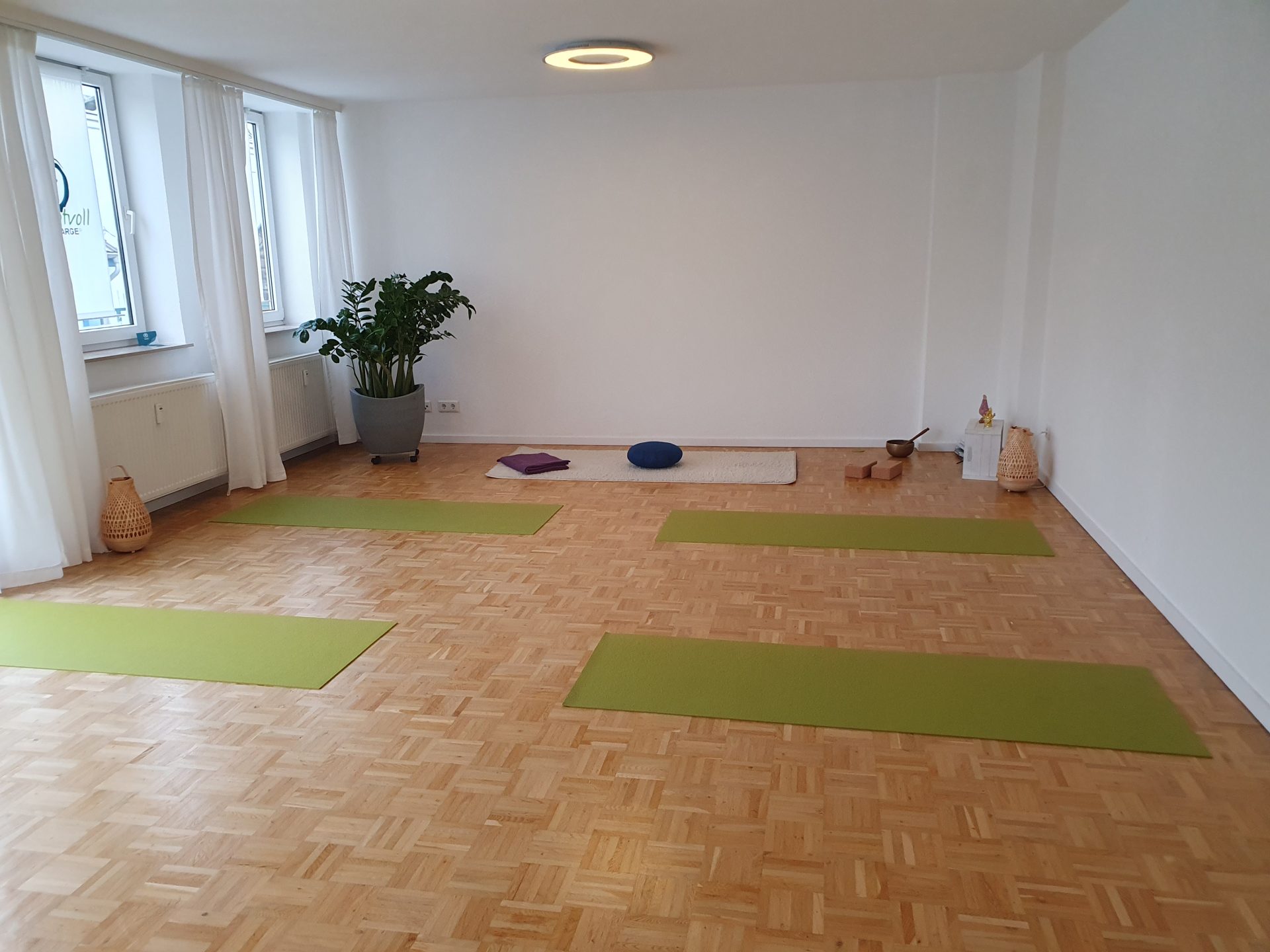 Yoga Matten auf dem Boden eines Yoga Studios in Recklinghausen